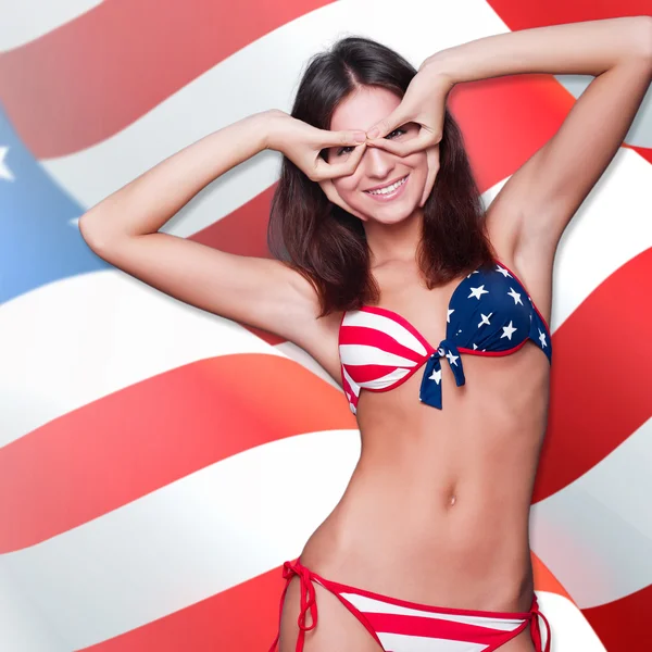 20-25 años hermosa mujer en traje de baño con bandera americana a — Foto de Stock