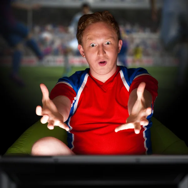 Nahaufnahme Porträt eines jungen Mannes in Sportbekleidung Fan von Fußball — Stockfoto