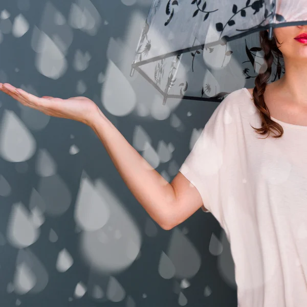 Портрет красивої молодої модної жінки, що стоїть під парасолькою — стокове фото
