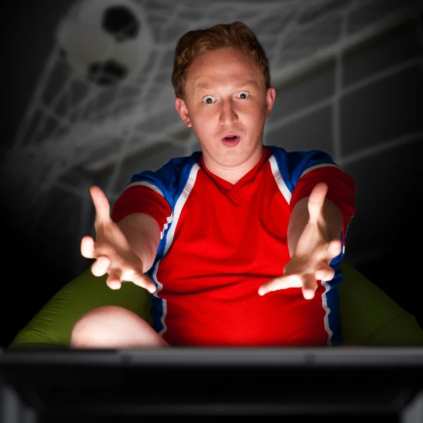 Retrato de primer plano de un joven con ropa deportiva fan del fútbol —  Fotos de Stock