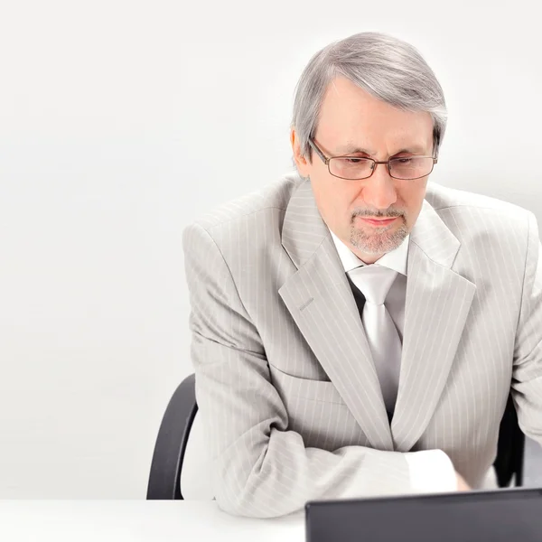 Ritratto di un vecchio uomo d'affari con un computer e una tazza . — Foto Stock