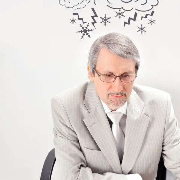 Närbild av en mogen arg affärsman med en stress. huvudvärk — Stockfoto