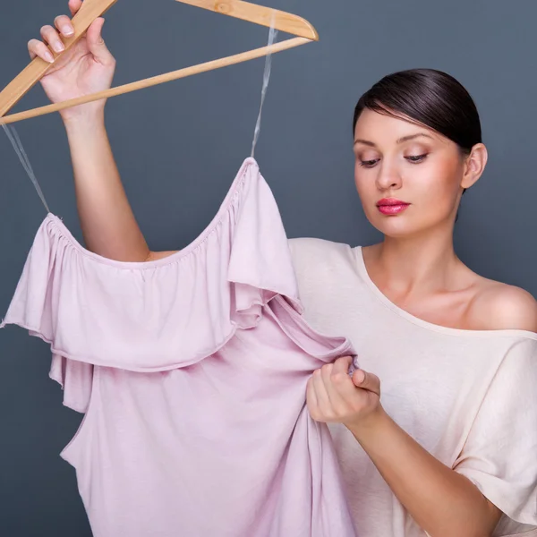 Portret van vrij modieuze vrouw probeert nieuwe kleren. mode — Stockfoto