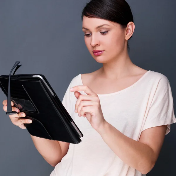 Портрет молодой красивой женщины с планшетным компьютером и стеклом — стоковое фото