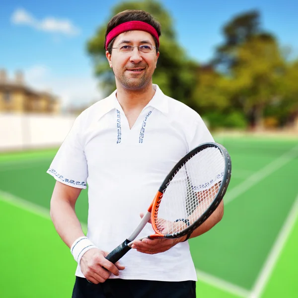 Mogna affärsman spela tennis på sin bakgård i hans hus — Stockfoto