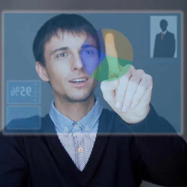 Портрет взрослого бизнесмена, нажимающего кнопку с сенсорным экраном — стоковое фото