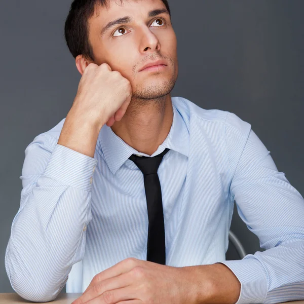 Retrato de um homem de negócios adulto sentado no escritório e durante o dia — Fotografia de Stock