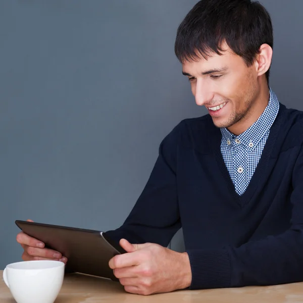 Primer plano de un joven hombre de negocios sonriente sentado en su oficina ag —  Fotos de Stock
