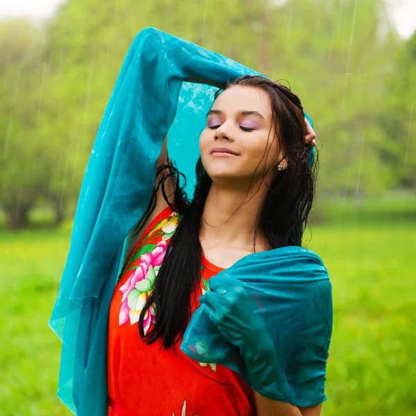 Женщина радуется дождю в летнем парке она свободна и счастлива — стоковое фото