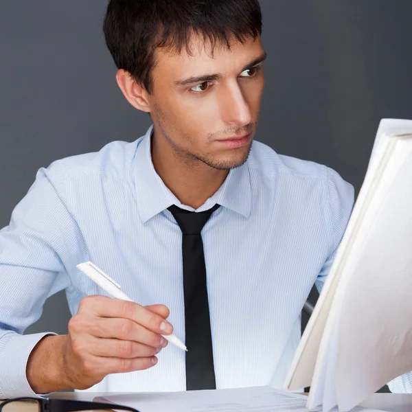 Porträtt av en vuxen business man sitter i i office och registrera — Stockfoto