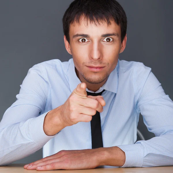 Porträtt av aconfident unga företag mannen i kostym pekar på yo — Stockfoto