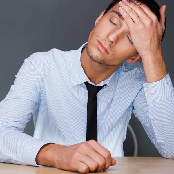 Närbild av en ung affärsman med en stress. huvudvärk. igen — Stockfoto