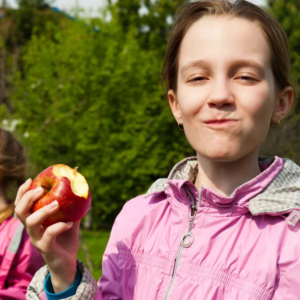 Portrait de fille heureuse avec pomme — Photo