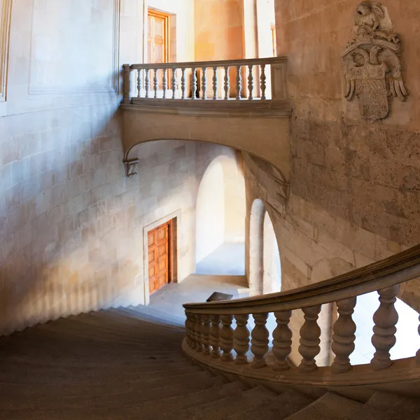 Charles v παλάτι σκάλες και αίθουσα. Κάθετη Πανόραμα — Φωτογραφία Αρχείου