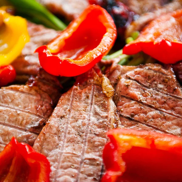 Мясо барбекю с овощами и зеленью — стоковое фото
