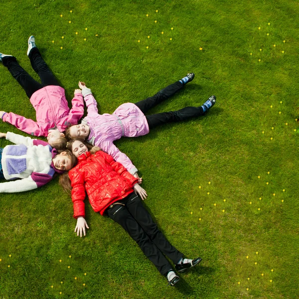芝生で遊んで面白い子供たちのイメージ — ストック写真