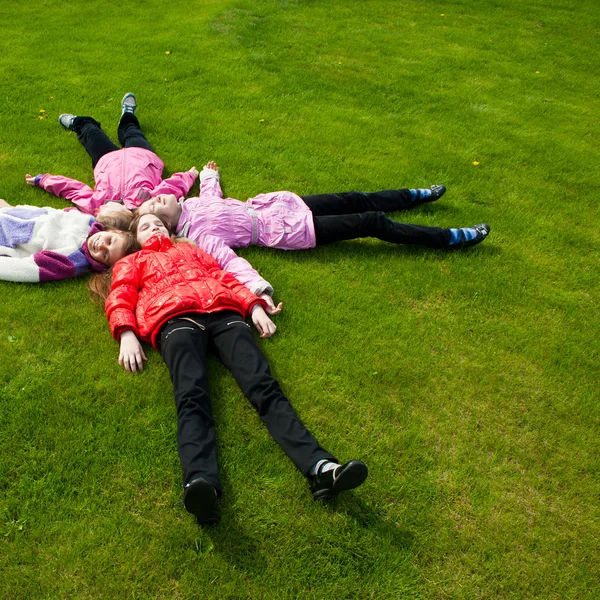 Bild lustiger Kinder, die auf dem Rasen spielen — Stockfoto