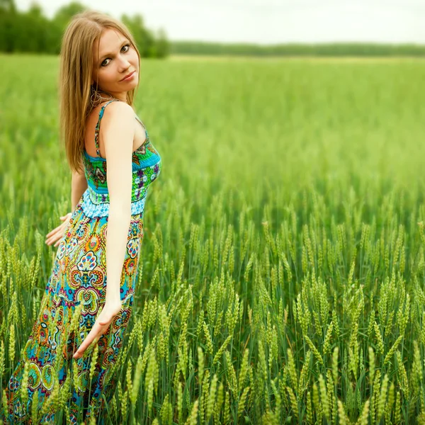 Junge glückliche Frau auf dem Feld — Stockfoto