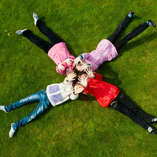有趣的孩子们在草地上玩的形象 — 图库照片#