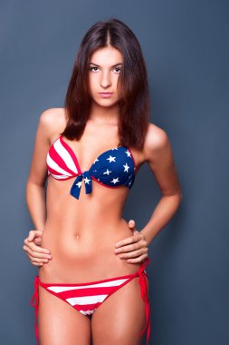 20-25 yaşında güzel bir kadın Mayo ile Amerikan bayrağı gri karşı