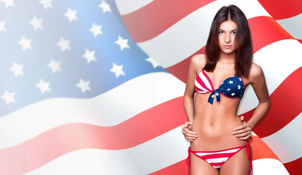 20-25 летняя красивая женщина в купальнике с американским флагом против Patr — стоковое фото