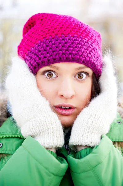 Портрет шокированной женщины в зимнем парке, смотрящей в камеру — стоковое фото
