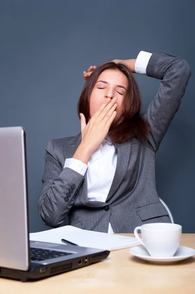 Bored businesspeople: woman sitting at desk with closed eyes. Young caucasi — Stock Photo, Image