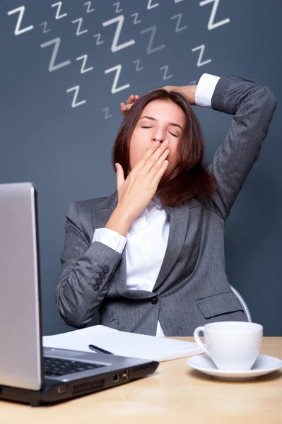 Bored businesspeople: woman sitting at desk with closed eyes. Young caucasi — Stock Photo, Image