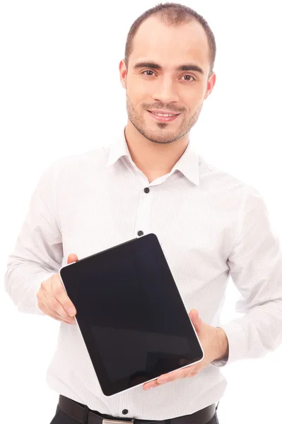 Чоловік показує екран планшетного комп'ютера, посміхаючись, ізольований на білому тлі — стокове фото