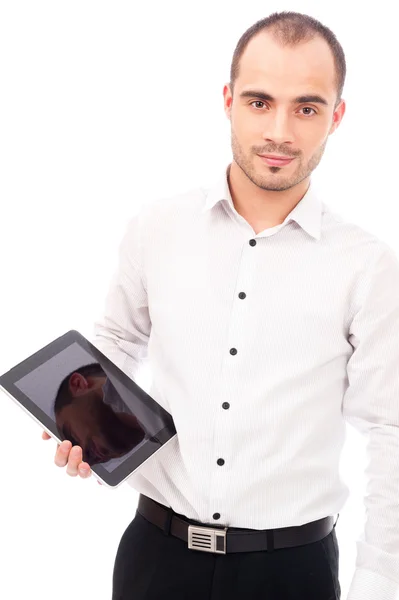 Muž ukazuje tabletu počítače obrazovku s úsměvem, izolované na bílém pozadí — Stock fotografie