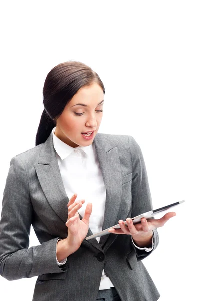 Mujer de negocios sosteniendo tableta aislada sobre fondo blanco. trabajo en —  Fotos de Stock