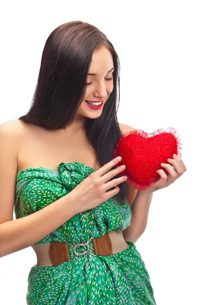 Porträtt av attraktiva leende kvinna med hjärtat på vit bakgrund — Stockfoto