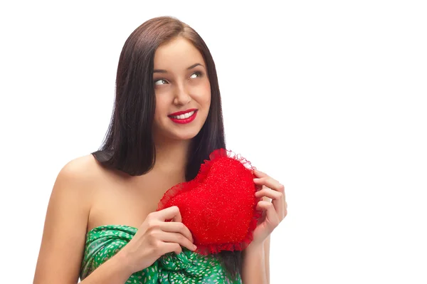 Schattige jonge vrouw houdt een hartsymbool geïsoleerd op witte achtergrond — Stockfoto