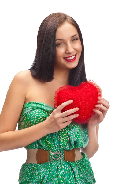 Portrét atraktivní usmívající se žena se srdcem na bílém pozadí — Stock fotografie