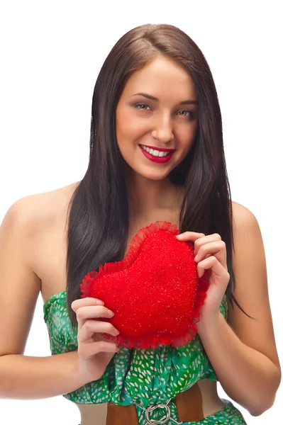 Bonito jovem mulher detém um coração símbolo isolado no branco fundo — Fotografia de Stock
