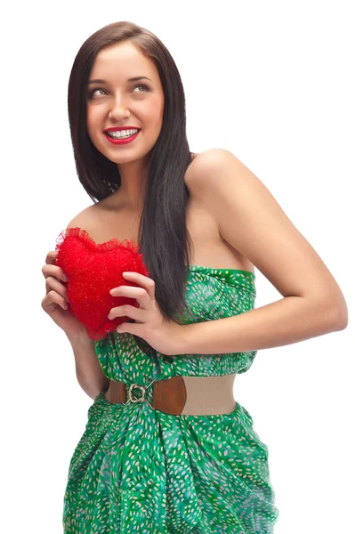 Schattige jonge vrouw houdt een hartsymbool geïsoleerd op witte achtergrond — Stockfoto