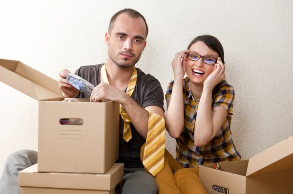 Tineri Cuplu cu cutii în noul apartament așezat pe podea și planificare — Fotografie, imagine de stoc
