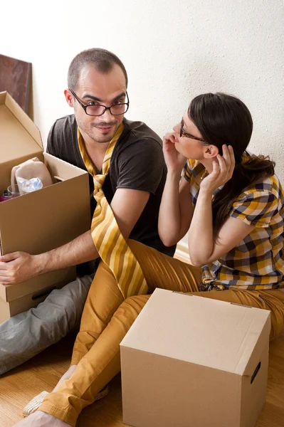 Kutuları katta oturan ve planlama yeni daire ile genç bir çift — Stok fotoğraf