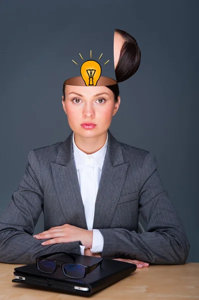 Imagen conceptual de una mujer de negocios de mente abierta — Foto de Stock