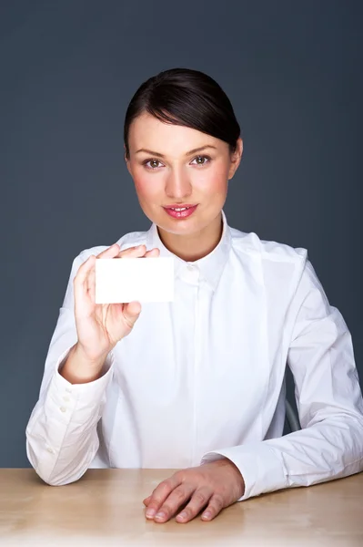 그녀의 사무실에 앉아-그녀의 비즈니스 카드를 보여주는 젊은 사업가 — 스톡 사진