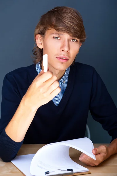 Porträtt av en vuxen business man sitter på kontoret och signering dokumentation — Stockfoto