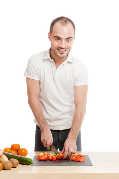 Πορτρέτο του όμορφος ενήλικος άντρας μαγείρεμα υγιή σαλάτα που απομονώνονται σε λευκό πίσω — Φωτογραφία Αρχείου