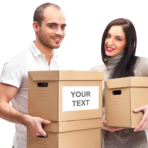 Tineri zâmbind cuplu poartă o cutie — Fotografie, imagine de stoc