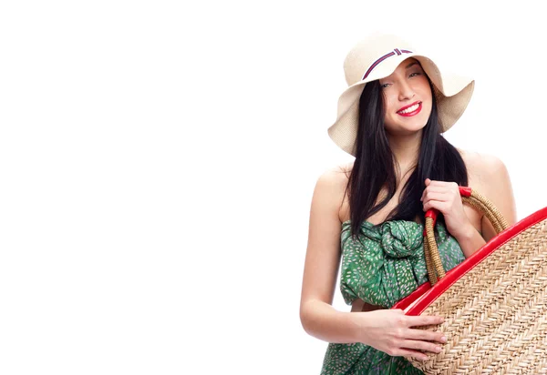 Portrét krásné mladé ženy nosit letní klobouk a hospodářství kabelka — Stock fotografie