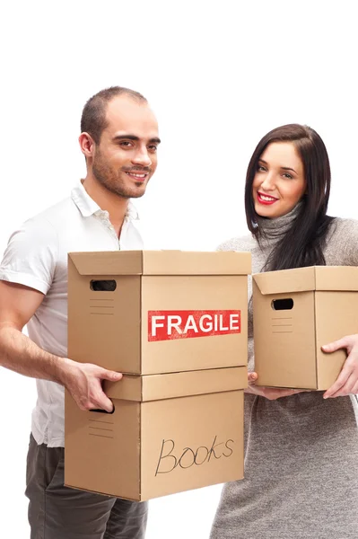 Tineri zâmbind cuplu poartă o cutie — Fotografie, imagine de stoc