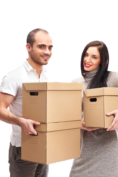 Joven sonriente pareja lleva una cajas — Foto de Stock