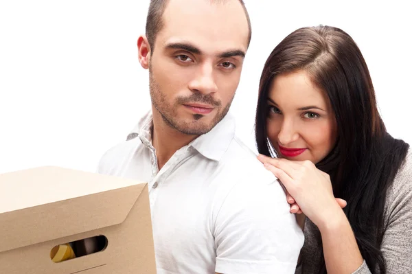 Jovem casal sorrindo carrega uma caixas — Fotografia de Stock