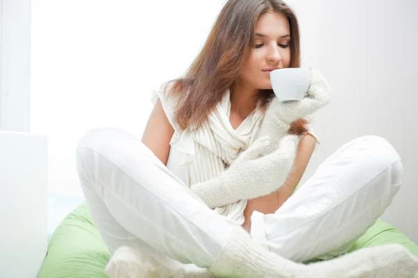 Retrato de uma mulher encantadora segurando uma xícara de chá e sonhando acordado — Fotografia de Stock