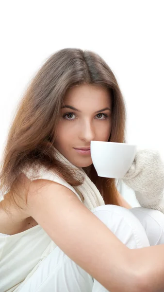 一个迷人的女人举行一杯茶和做白日梦的肖像 — 图库照片