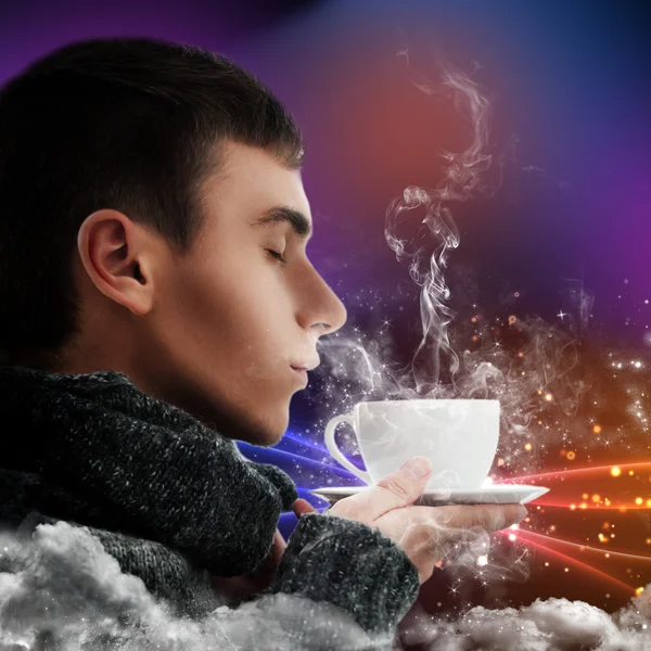 Detailní portrét mladého muže těší plakát magických horký nápoj — Stock fotografie
